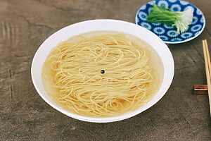 「だし料理 十（じふ）」Bセットの自家製小麦めん No.3 -Like Nyumen - プレーン2,050円（Aセットは4,600円）。朝の目覚めに沁みる、澄んだだしの味わい