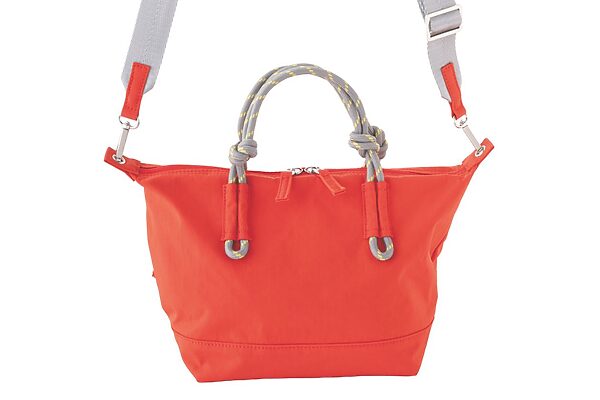 おしゃれで軽くて機能的──ちょっとした外出はこれひとつで！ “小さめバッグ”決定版