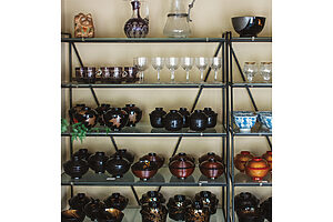 京都御苑向かいに店を構える「うるわし屋」。ハレの日だけでなく普段使いにも取り入れたい蓋付き椀がずらり。 5客セットのほか1客で購入できるものもあり、1客4,000円程度～