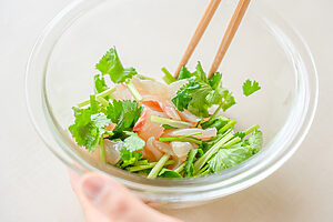 （3）パクチーを加えてさっと混ぜる