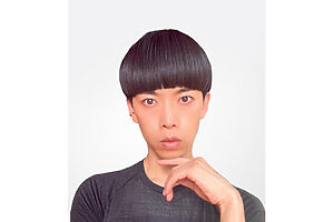 〈床バレエ〉考案者の竹田純さん。日本やフランスのバレエ団で活動後、パリからSNSなどメディアを通して床バレエを発信