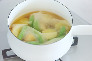 「煮物の落とし蓋代わりにも最適。ソフトな不織布が食材の凸凹にフィットすることで味がムラなく染み込みます。同時に、アク取りもできて一石二鳥です」（ワタナベさん）