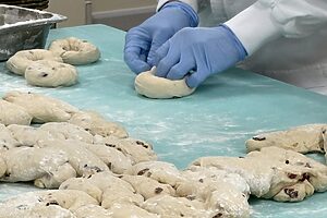 ベーグルの成形は手作業。両手を使って次々に出来上がっていく