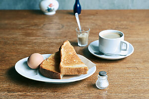 喫茶店「jeté（ジュテ）」のモーニング700円。深煎りコーヒー&パンで、京都らしい朝を