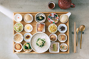 「小梟（シャオシャオ）」の干し貝柱の香港粥と18種類の小鉢2,000円。菊川ほうじ茶300円。週末は予約を！