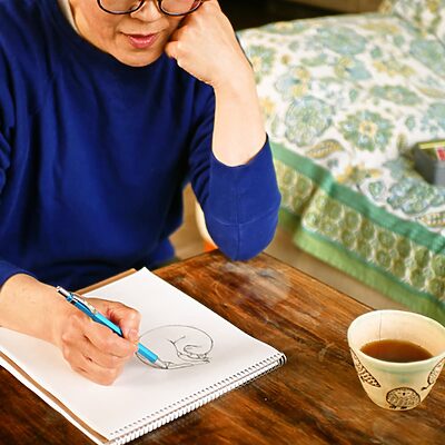 【白央篤司が聞く「自分でお茶を淹れて、飲む」vol.13】坂本千明（紙版画家作家）“窮屈な作品”にならないように——お茶の時間で気持ちをリセットしながら