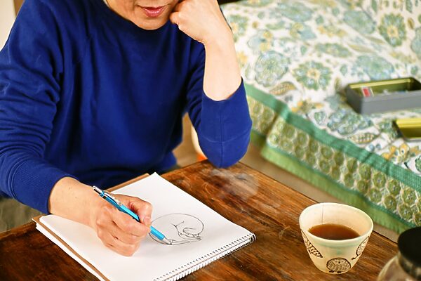 【白央篤司が聞く「自分でお茶を淹れて、飲む」vol.13】坂本千明（紙版画家作家）“窮屈な作品”にならないように——お茶の時間で気持ちをリセットしながら