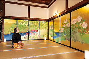 秀吉の正室である北政所ねねが、秀吉の菩提を弔うために創建された高台寺。煌びやかな桃山文化を体現する伏見城の客殿を現在再建中。こちらは先行公開中の客殿の襖絵