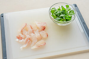 （1）鯛は5mm厚さのそぎ切りにする。パクチーは根元を切り落とし、3cm長さに切る