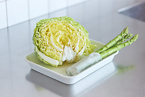 「キャベツは芯を取り除き、湿らせたペーパーを芯部分に詰めて保存袋に。アスパラも下半分を包み、保存袋に入れて立てて冷蔵庫の野菜室へ。野菜の水分保持にも重宝します」（渡辺さん）