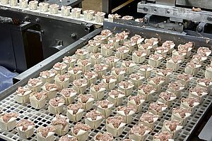 焼売は1日約2万個を製造。成形は専用の機械で行い、オリジナルの生地にタネが次々と包まれていく