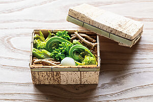 竹籠や竹皮に包まれた“むしやしない”や和菓子が並ぶ店「白 haku」の季節弁当。調理法を変えた多彩な山菜がのる〈芽吹き寿司〉は4月中旬まで。3日前までに予約が確実。2,200円