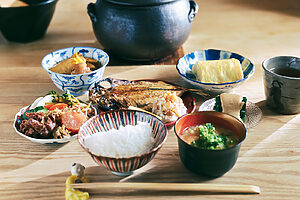 「米処 いなもと」の究極の朝ごはんセット4,000円。萬古焼の土鍋で炊く白ご飯には、自家製明太子や牛時雨煮、ちりめん山椒といったお供が添えられ、幸せな一日の始まりを約束