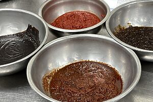 上から時計回りに、麻辣醤、甜麺醤、豆板醤、豆豉醤。4種の醬醤で奥行きのある辛味、コク、甘味を表現