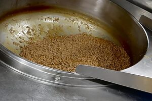 国産豚ひき肉は、一度も冷凍せずに新鮮なうちに使用