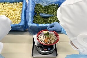 具材は計量を欠かさず行いながら盛り付ける