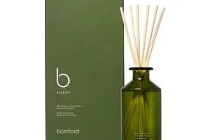 「b Silent ディフューザー 200 ml （リード6本入）」は15,400円（税込）。使用期限の目安は3ヶ月