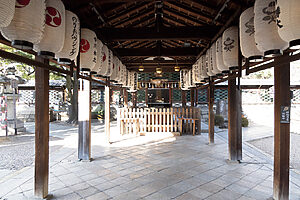 安産の神様・神功皇后が祭られる御香宮神社。奥の本殿は絢爛豪華で極彩色の彫刻が施された、桃山時代を代表する大型建築