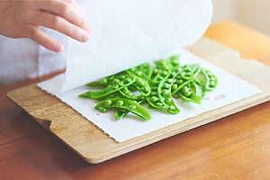 食材の水切りに。「サラダや和え物に使う食材は、水洗いや茹でた後にきちんと水気を拭き取ることで、食感も良くなり、味もしっかりつけることができます」（渡辺有子さん）
