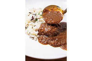 店主の緒方博行さん自ら足を運んで選ぶ最高の食材で作る料理に、熱烈なファンを持つ洋食割烹「洋食おがた」。写真は丸一日かけて煮込んだ熟成牛のスネ肉が入るフル。3,930円