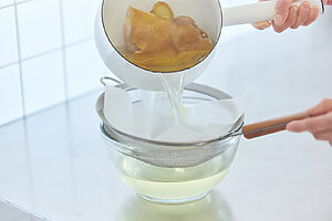 〈POINT〉鶏肉をじっくり煮込んで出汁を取り、「リード クッキングペーパー」で濾す。細かいクズなどをキャッチしながら素早くろ過でき、驚くほど澄んだ黄金色のスープに