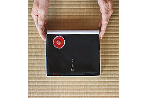 160余年にわたり、祇園で歴史を紡ぐ呉服店「ゑり萬」。普段はなじみの少ない老舗でも、風呂敷なら手が届く贅沢といえる。来店予約は不要