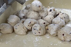 まん丸でかわいらしいベーグルの生地。クランベリーとマカダミアナッツがたっぷり