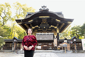 豊臣秀吉を祀る豊国神社。本殿正面に建つ唐門は、伏見城の遺構と伝えられ、欄間や扉などに豪華な装飾が施されている