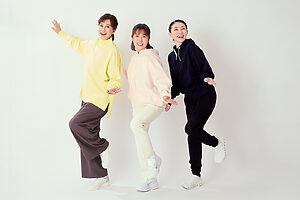 森尾由美さん(左)、磯野貴理子さん(中央)、松居直美さん(右)の3人で、体幹テストにチャレンジ！