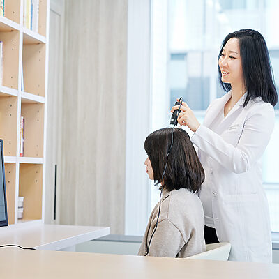 梅雨の湿気や夏の汗で「あれ、髪がぺったんこ……？」とドキッとする前に。気になった時が薄毛治療の始めどき！