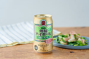 【ぐっち夫婦のお酒とおつまみ】鯛とパクチーのレモンナンプラー和え×焼酎ハイボール