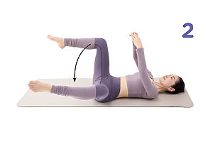 ②片方の脚を外側に開き、❶に戻る。反対側も同様に