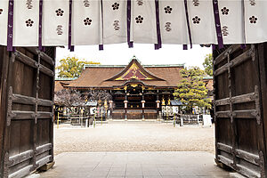 学問の神様として知られる北野天満宮。現在の御本殿は、秀吉の遺命により息子の秀頼が造営したもの。桃山文化を伝える装飾や精緻な彫刻などが建築造営当時の規模そのままに保存され、国宝に指定されている