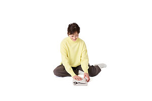 《柔軟性のテスト》横座りで洗濯物をたたむ。左右で柔らかさが違うかも？