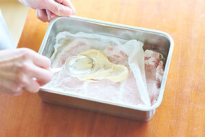 「粕漬け、味噌漬けなどの仕込みは、食材をペーパーで覆ってから調味料をつけて味を浸透させます。すると、焼いても焦げつきにくく、仕上がりが美しい」（ワタナベマキさん）