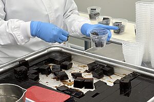 大きく角切りされたコーヒーゼリー。形が崩れないように、一つひとつ手作業でカップに注ぐ