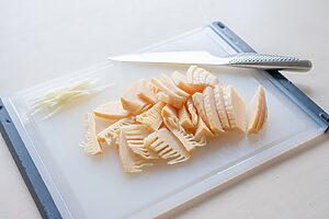 （1）たけのこの水煮は5mm幅に切る。長ねぎは縦に切り込みを入れて芯を除き、繊維に沿って細切りにし、水にさっとさらして水気をきり白髪ねぎを作る