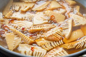 （3）Aを加え、弱めの中火で8〜10分煮る。汁気がほぼなくなったら火を止める。ごま油少量（分量外）を回しかけ、全体をサッと混ぜる