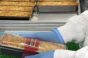 パッケージは発売当初から変更。素朴なアルミ容器から特別感のあるパッケージへ