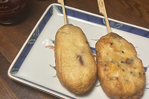 お店の名物、烏賊と葱のさつま揚げ（右）、川越芋のさつま揚げ（左） 各440円