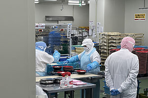 麺は手早く二人がかりで盛り付け。ほぐれやすいように油を回しかけている