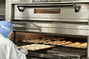 スチーム機能付きのオーブンで、12〜13分間焼成。焼き加減は「人の目」でチェック