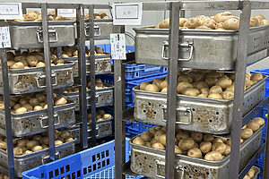 ポテトサラダのじゃがいもは専用のコンテナに入れてそのまま蒸し器へ投入