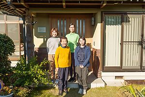 森田さんの母・泰子さん（前左）と、ブランマグノリア豊橋のスタッフ