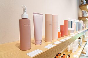 桑、菊、ヨモギなどをもちいたケアブランド「ワフィト（Waphyto）」。原料となる素材は、東三河の生産者さんが無農薬でていねいに栽培したもの