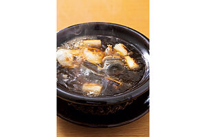 高橋集一さんが夫妻で営む「割烹 しなとみ」。絶品と薦める丸鍋（2人分で4,000円）は、熊本県産の活けのすっぽんを〆るところから1日がかりで仕込んでいて、雑味のない、旨みが活きた味わい