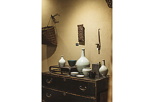 下鴨神社のすぐそばに佇むギャラリーショップ「二十日」。建築家・木島徹さんが手がけた静謐な空間に、日本や北欧などの古い陶磁器がゆったりと並ぶ