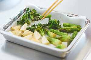 揚げ物の油切りに。「厚手で吸収力に優れているので、余分な油分をしっかり吸い取ってくれ、カラッと仕上がります。さらに、カロリーダウンにも」（山本千織さん）