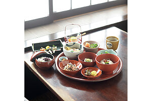 鞍馬寺と縁の深い精進料理店「雍州路」。料理やほうじ番茶などすべてに鞍馬山から引く「観音水」を使用。品数が多く食べ応えのある「くらま山精進膳」3,000円