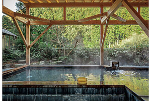 「くらま温泉」の露天風呂から望む山々の景色は圧巻の一言。内風呂、サウナ、名店出身の料理人が腕を振るう食事処など設備も充実